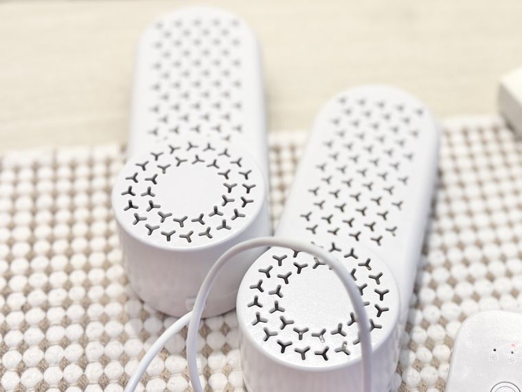 マットの上に置かれているUSB式シューズドライヤー