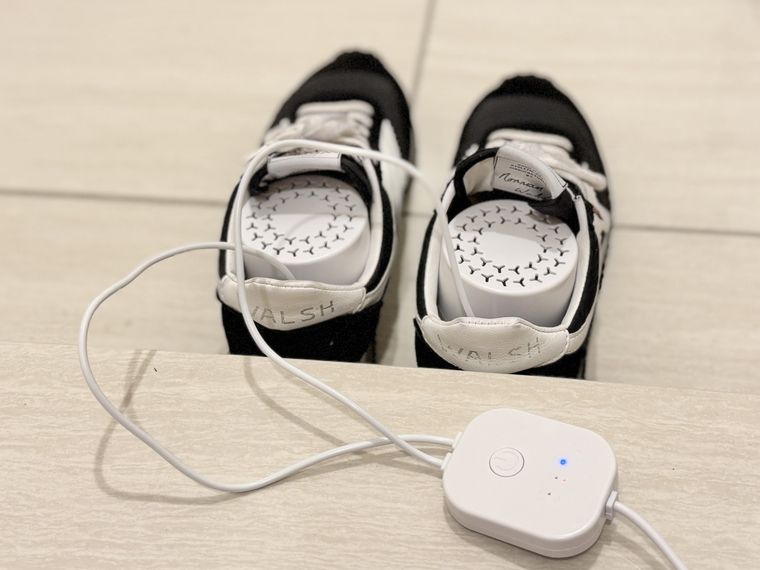 タイマーボタンとシューズドライヤーをセットした靴が並ぶ様子