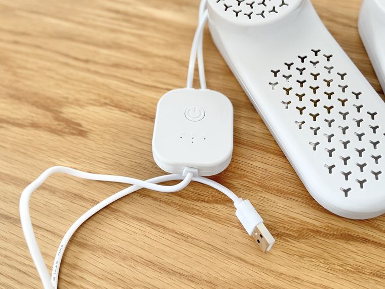 ダイソーUSB式シューズドライヤーの操作ボタンアップ