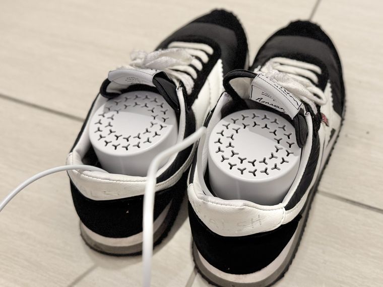 USB式シューズドライヤーをセットしたスニーカー