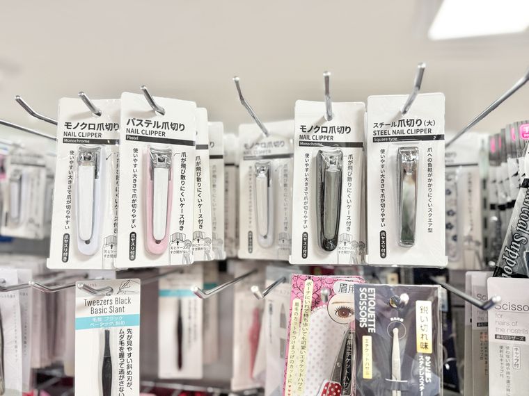 セリアの店頭に並ぶ爪切り