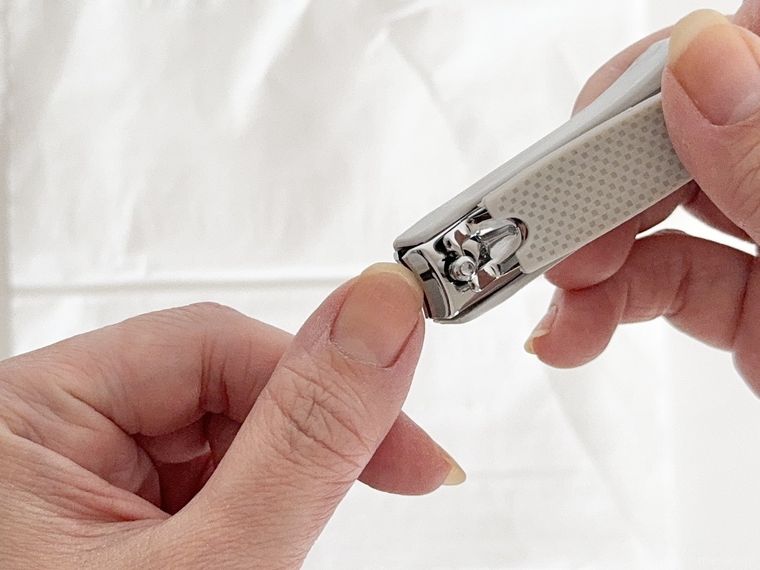 キャンドゥモノトーン爪切り シリコーンカバーで爪を切っている様子