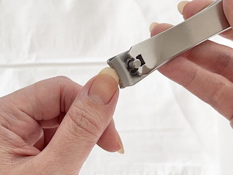 ダイソーステンレスつめ切り大で爪を切っている様子