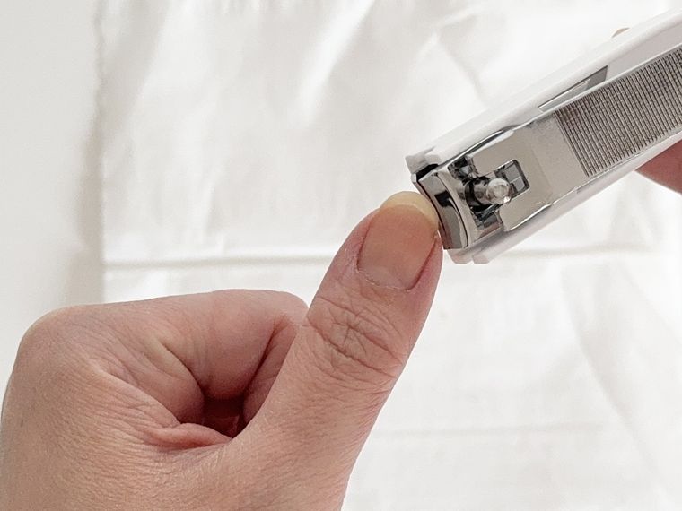 セリアモノクロ爪切りで爪を切っている様子