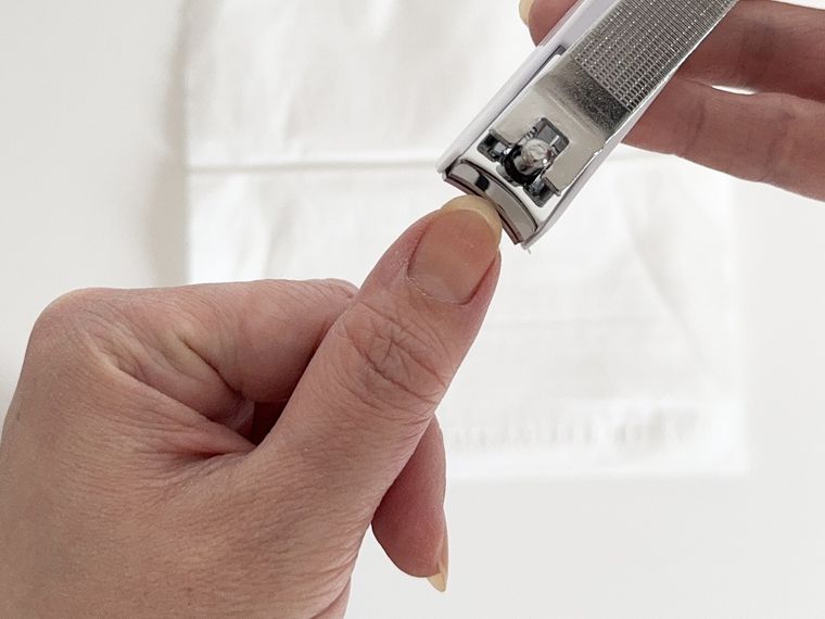 セリア特大爪切りで爪を切っている様子