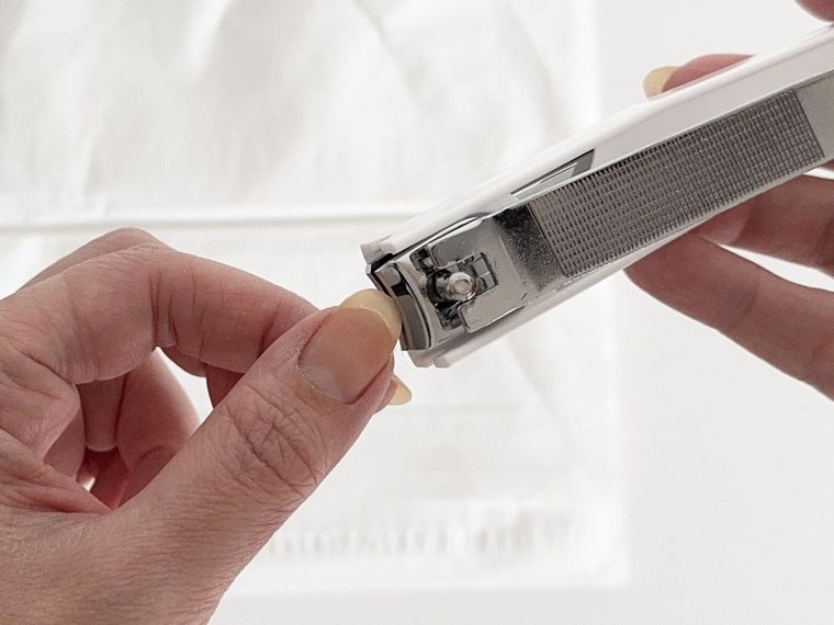 ダイソーつめ切り 特大で爪を切っている様子