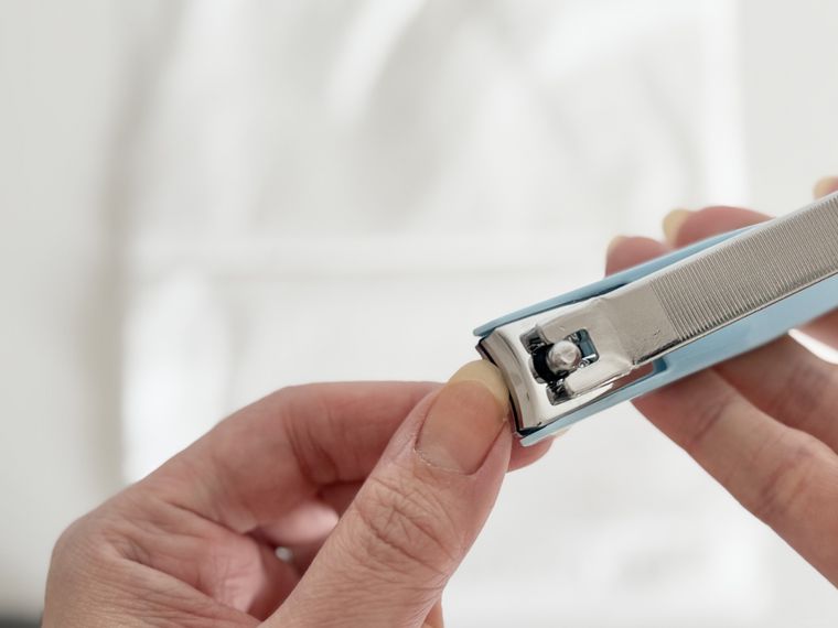 ダイソーつめ切り8.5cmで爪を切っている様子