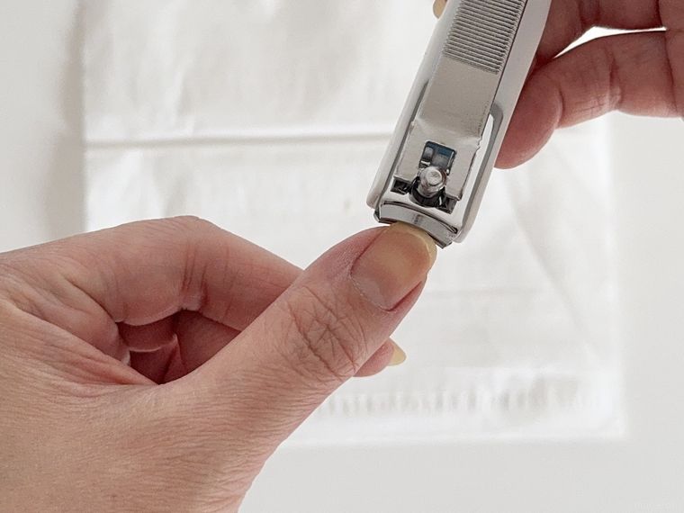 キャンドゥスタンダード爪切り カラーで爪を切っている様子