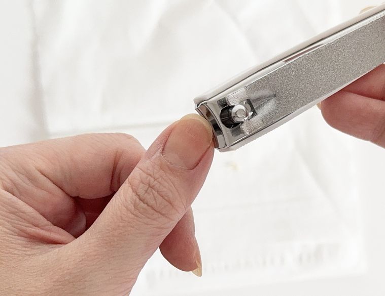 キャンドゥ爪切りモノトーン ロゴで爪を切っている様子