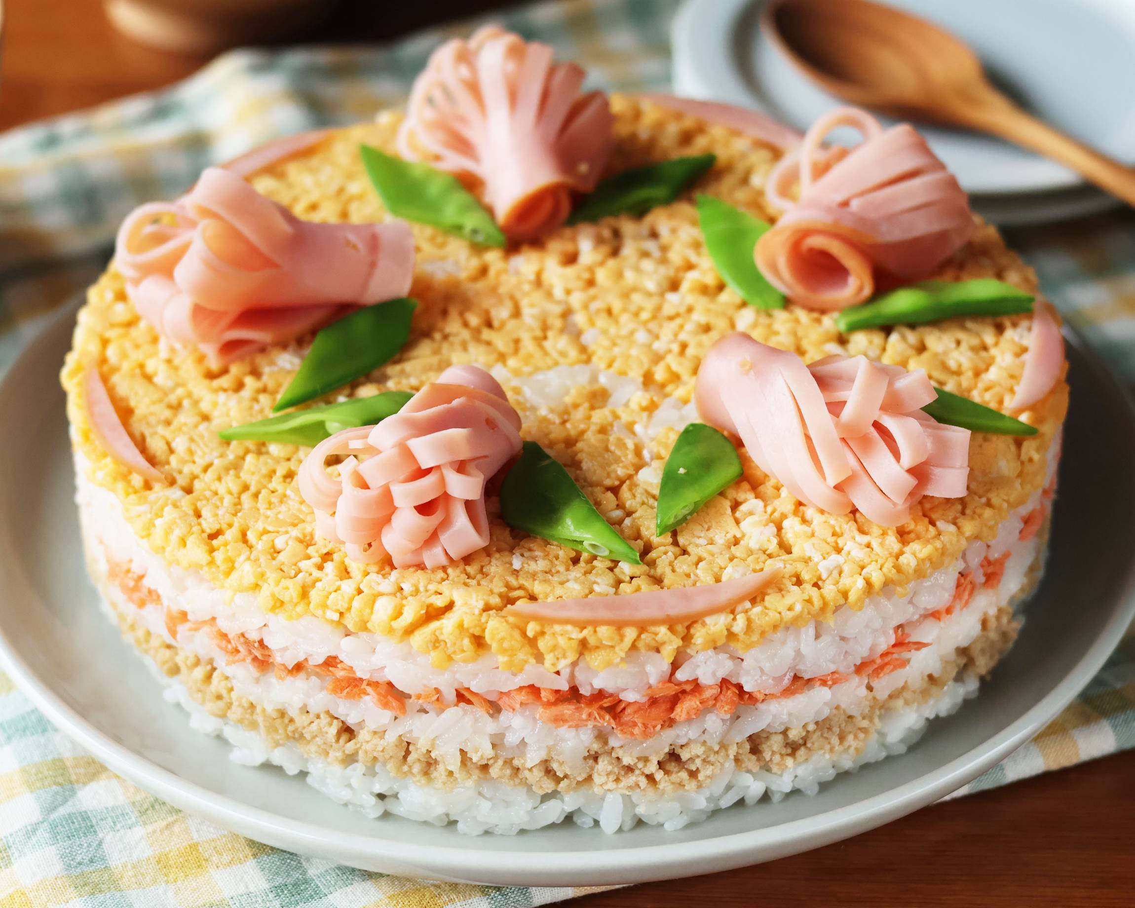 お祝いにピッタリ！そぼろ寿司ケーキ - macaroni