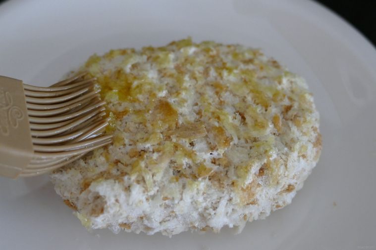 コロッケの表面に油を刷毛で塗る様子