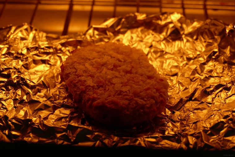 トースターでコロッケを焼く様子