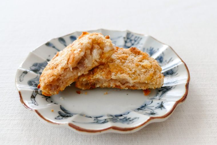 トースターで温めたコロッケの断面が見えるように盛り付けた様子