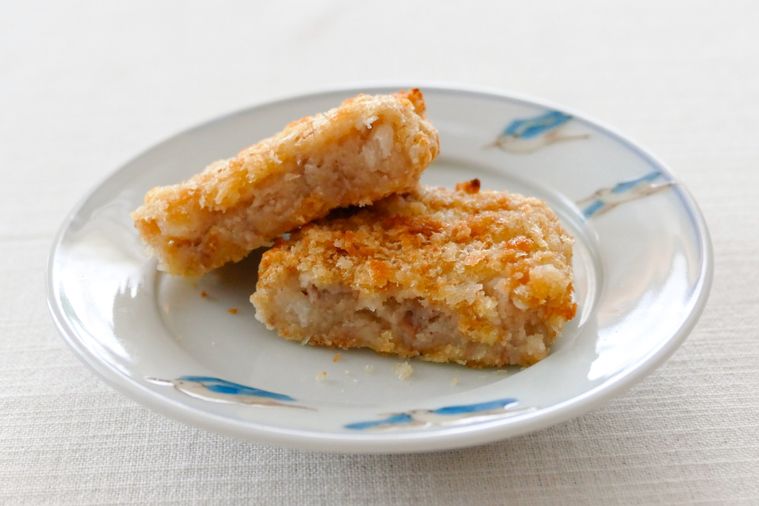 電子レンジとトースターで温めたコロッケの断面が見えるように盛り付けた様子