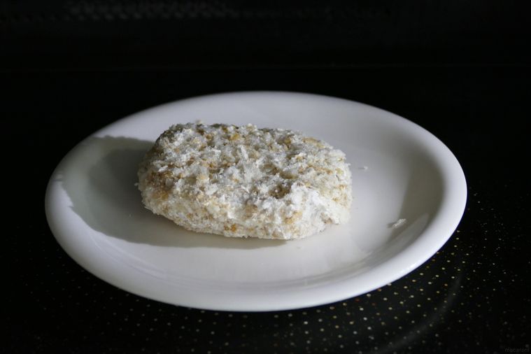 冷凍コロッケを電子レンジで加熱する様子