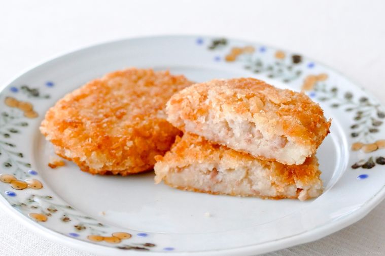 電子レンジとフライパンで調理したコロッケの断面が見えるようにのせた皿