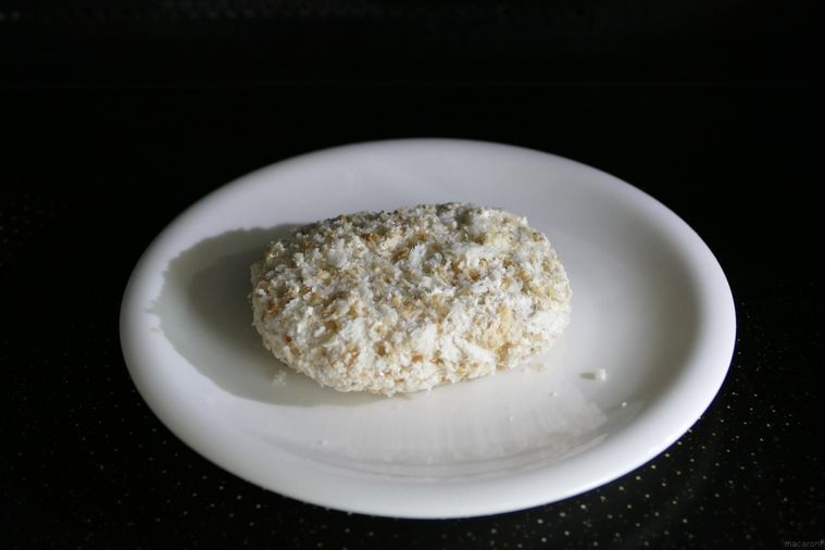 電子レンジで冷凍コロッケを加熱する様子