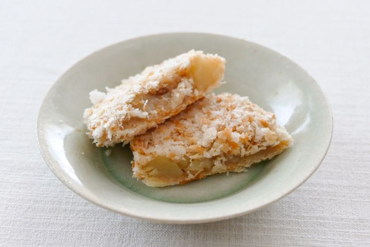 電子レンジで温めたコロッケの断面が見えるように盛り付けた様子