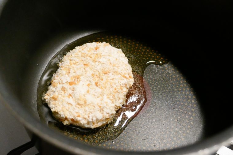 コロッケを少量の油で揚げ焼きにする様子