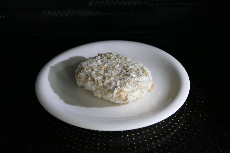 冷凍コロッケを電子レンジで加熱する様子