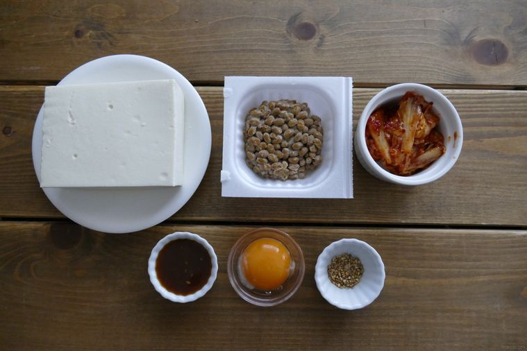 豆腐納豆キムチ和えの材料が並ぶ木製テーブル