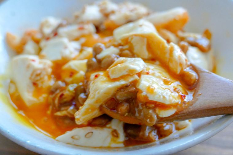 豆腐納豆キムチ和えをスプーンですくう様子