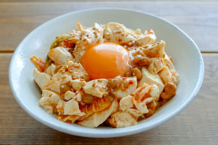 卵黄をトッピングした豆腐納豆キムチ和え