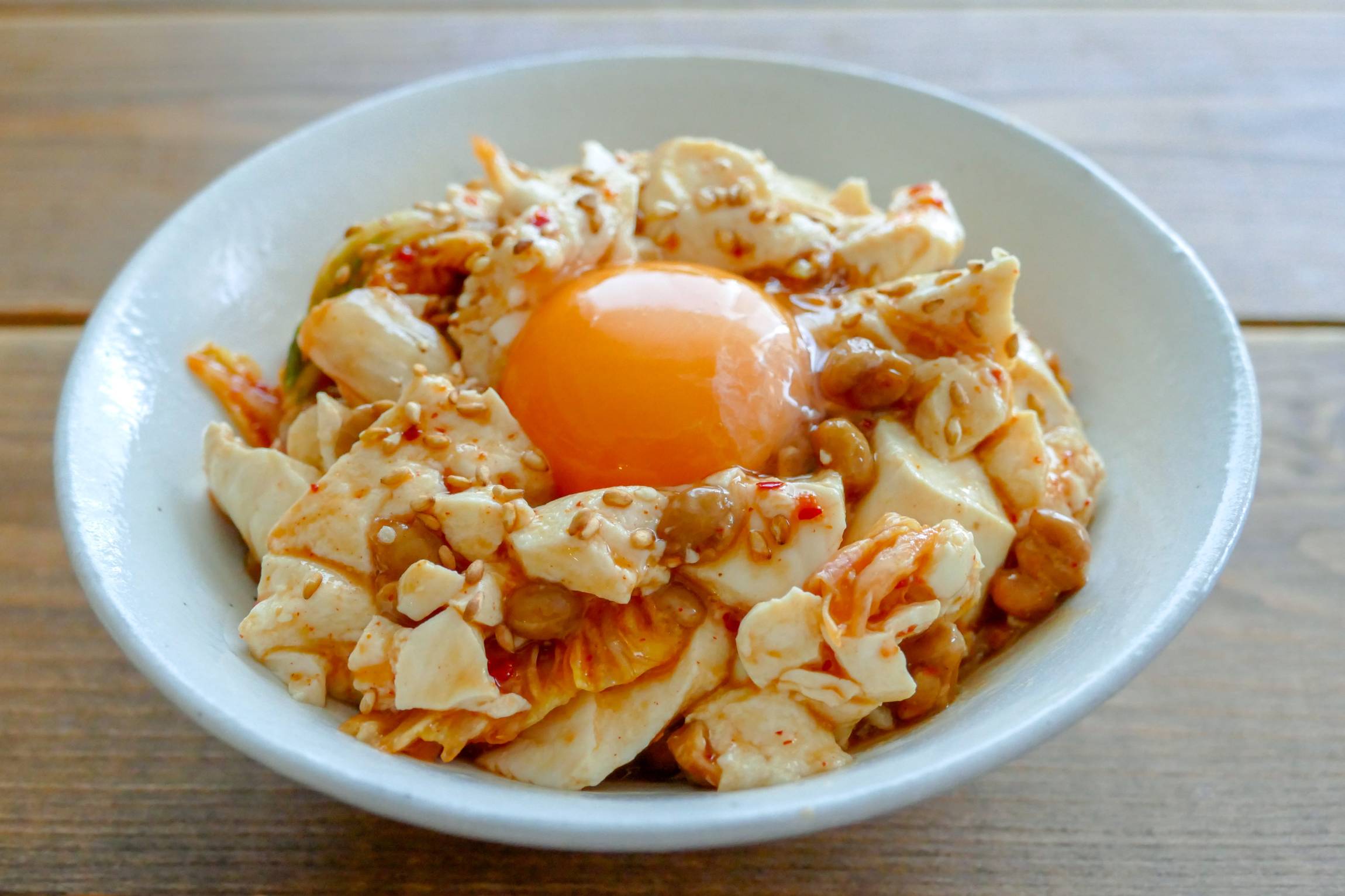 焼肉のたれで味が決まる！豆腐納豆キムチ和え - macaroni