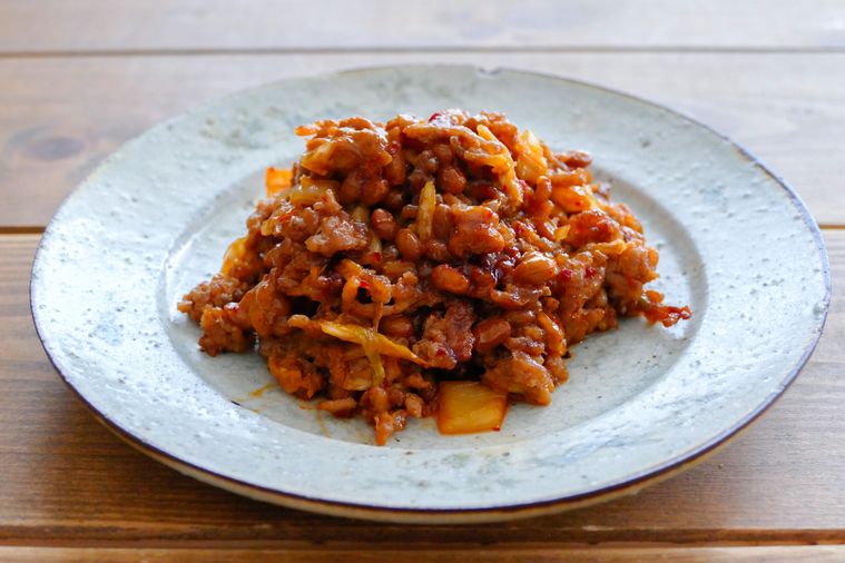 ひき肉と納豆のキムチ炒めを盛り付けた皿