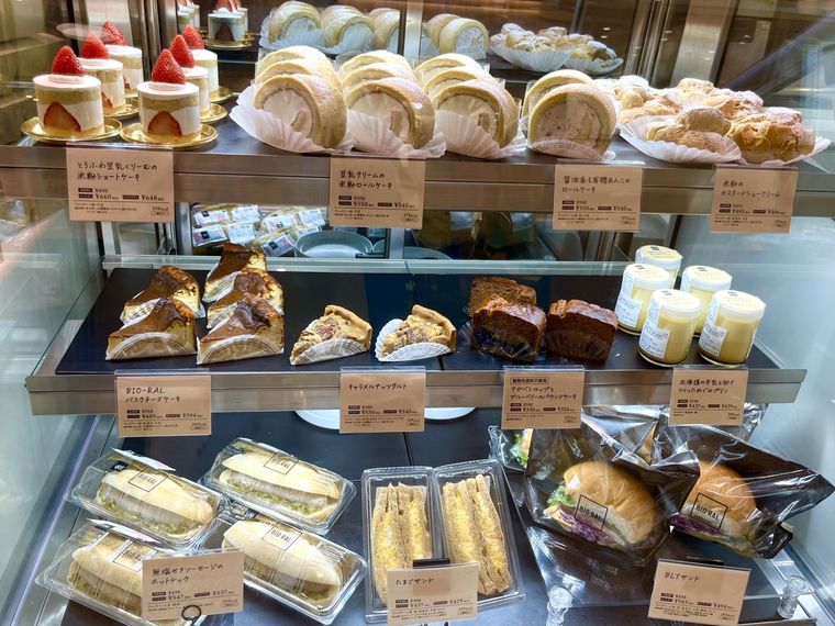 ショーケースに並んだスイーツやサンドイッチ