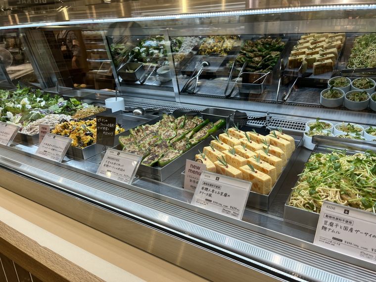 ビオラル有明ガーデンの副菜が並んだショーケース