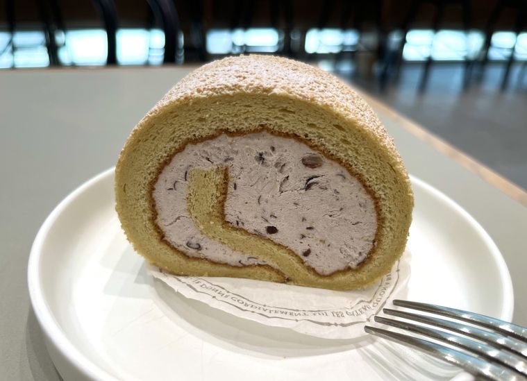 醤油香る有機あんこのロールケーキ