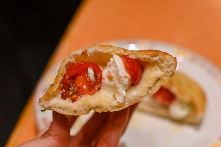 パンを持っているところ