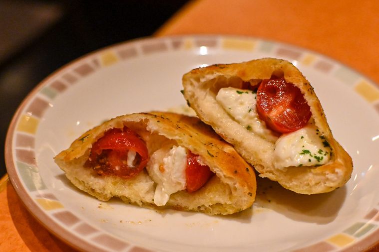 お皿にのったパンのアップ