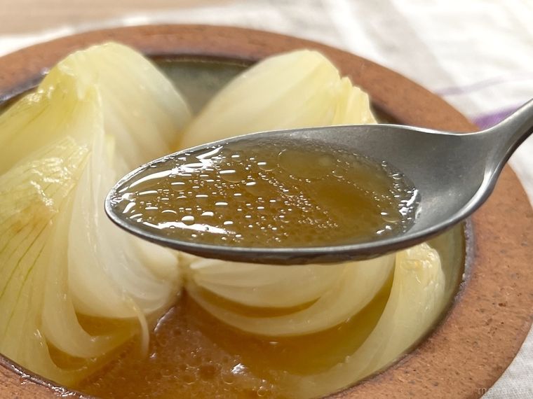 丸ごと新玉ねぎのバタぽんのスープをすくった様子