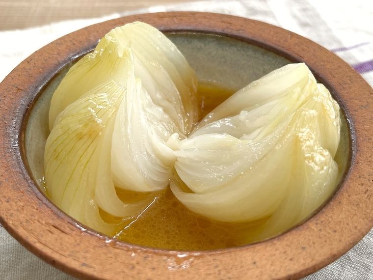 丸ごと新玉ねぎのバタぽんを半分に割った様子