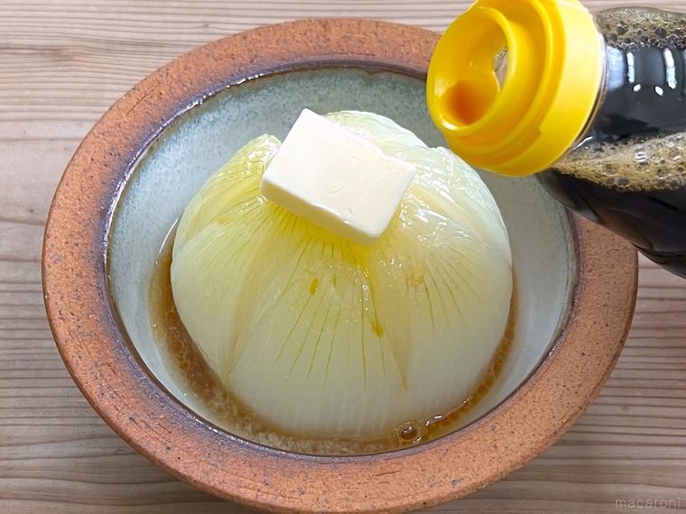 バターがのった新玉ねぎに味ぽんをかけている様子