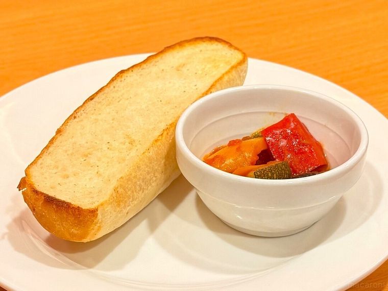 テーブルの上に置かれたカポナータバケット