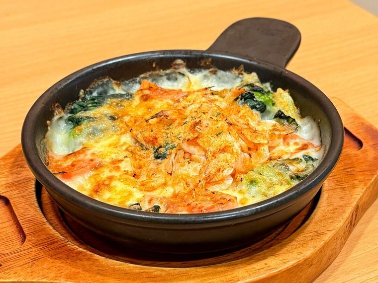 テーブルの上に置かれたどっさり桜えびのグラタン