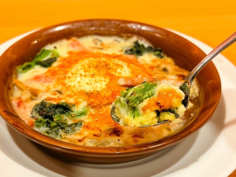 春のカルボナーラドリアをスプーンで持っている様子