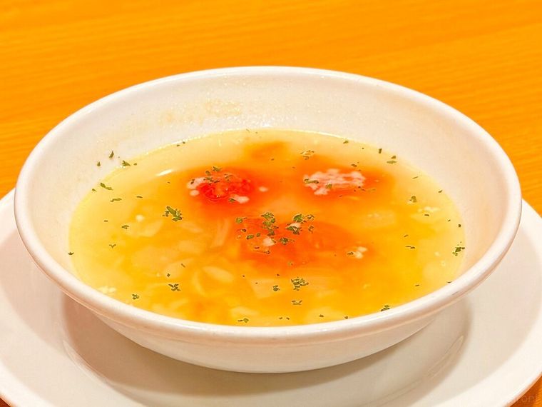 テーブルの上に置かれたたっぷり野菜のリボッリータ風