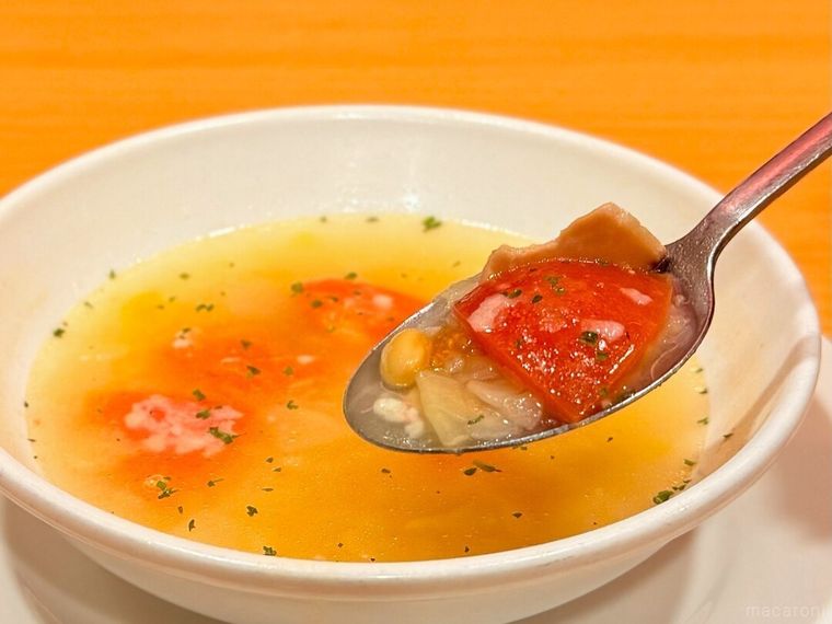 たっぷり野菜のリボッリータ風をスプーンですくっている様子