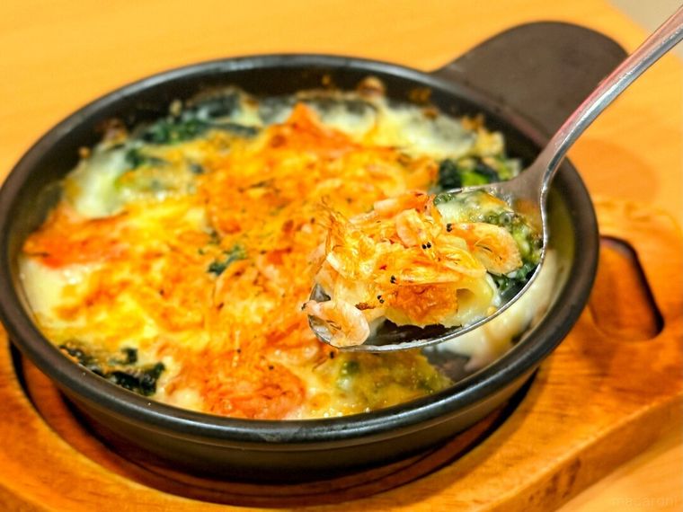 どっさり桜えびのグラタンをスプーンで持っている様子