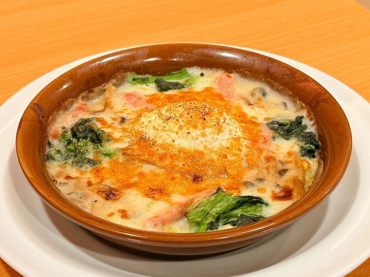 テーブルの上に置かれた春のカルボナーラドリア