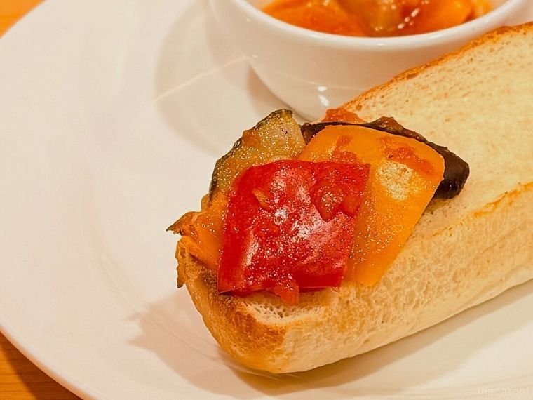 カポナータバケットのズッキーニやパプリカなどをバケットの上に盛り付けている様子