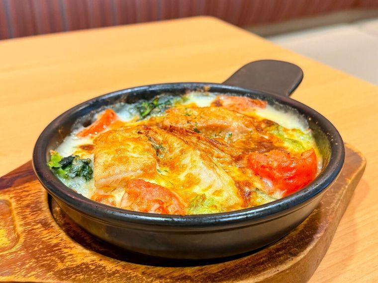 テーブルに置かれたたけのことチキンのミートグラタン