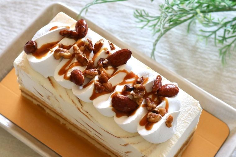 ナッツとクリームたっぷりのアイスクリームケーキ