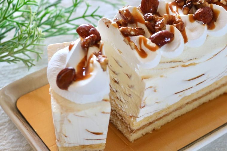 アイスクリームケーキをカットしてある