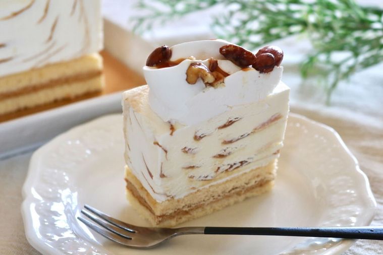 アイスクリームケーキとフォーク