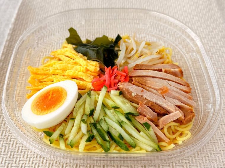 テーブルの上に置かれた冷し中華